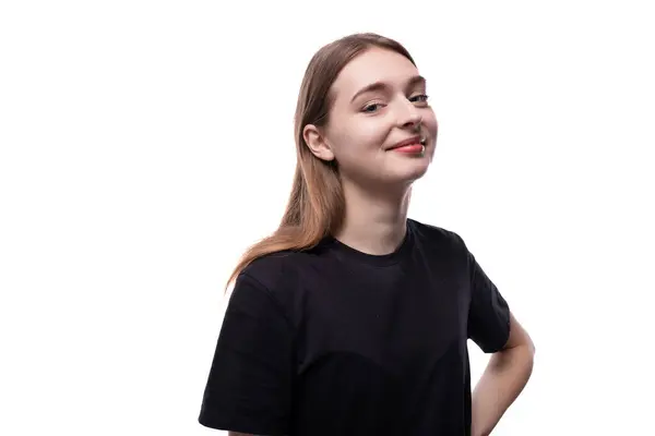 Portrett Smilende Tenåringsjente Med Modell Utseende Svart Skjorte – stockfoto
