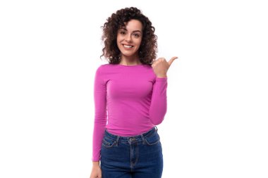 Şık, ince, kıvırcık, balıkçı yaka yaka giyinmiş esmer kadın parmağını boş yere doğrultuyor..