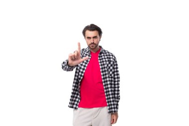 Genç, yakışıklı, vahşi, muhteşem saçlı ve sakallı bir adam. Eli, fotokopi alanı olan beyaz bir arka planda..