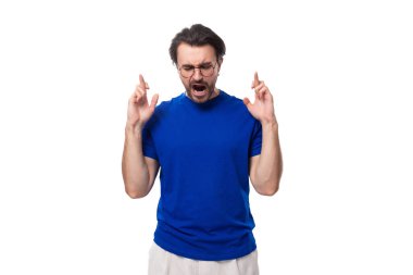 Genç, yakışıklı, esmer, sakallı, şirket tişörtlü bir adam..