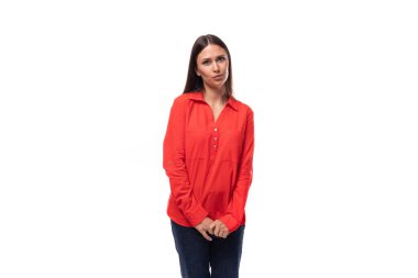 Beyaz arka planda kırmızı bluz giymiş ve fotokopi çeken başarılı bir esmer kadın portresi..