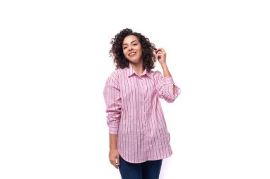 Pembe gömlekli, esmer, genç ve güzel bir kadın. Arka planda fotokopi alanı ile poz veriyor..