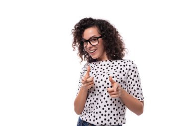 Gözlüklü, kendine güvenen kıvırcık sekreter kadın, üzerinde sabıka izi olan bir bluz giyiyor..