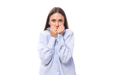 Açık mavi bluzlu, beyaz bir arka planda fotokopi alanı olan açık renk makyajlı genç, Avrupalı esmer iş kadını..