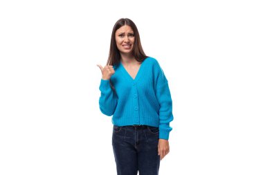 aktif stil sahibi genç esmer bayan mavi günlük süveter giymişti..