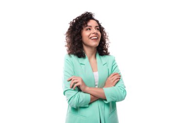 Kendine güveni tam, esmer, kıvırcık, mavi ceketli, beyaz arka planda iş kadını..