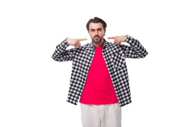 Genç, vahşi, sakallı, tişörtlü esmer adam aktif olarak arka planda fotokopi alanı olan beyaz bir el kol hareketi yapıyor..