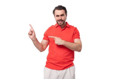Genç, Avrupalı esmer, sakallı, kırmızı tişörtlü, beyaz arka planda fotokopi alanı olan bir adam şaşırdı. Tanıtım için fotoğraf.