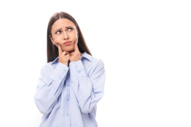 Çekici, genç, esmer, beyaz kadın gökyüzü mavisi gömlekli, arka planda fotokopi alanı olan..