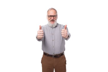 Beyaz sakallı, bıyıklı, gömlek ve pantolon giymiş yakışıklı, yaşlı patron..