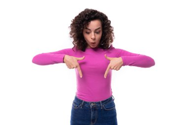 Genç, otantik bir kadın kıvırcık bir yöntemle saçını şekillendiriyor..