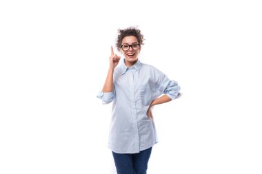 Şirketin başarılı esmer, kıvırcık saçlı genç çalışanı açık mavi gömlekli ve beyaz arka planda fotokopi alanı olan bir kadın..