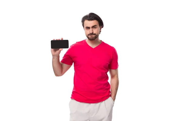 Joven Promotor Masculino Vestido Con Una Camiseta Básica Roja Muestra Imágenes De Stock Sin Royalties Gratis