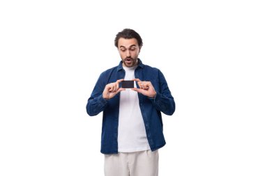 Avrupalı vahşi esmer adamın portresi. Havalı saç kesimi var. Elinde plastik kart modeli var..