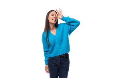 Siyah, düz saçlı, beyaz arka planda mavi bir kazak giyen beyaz bir kadın. İnsanlar ışık stili konsepti.