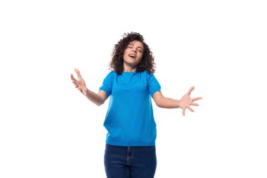 Mavi tişörtlü, omuz hizasında esmer, tatlı bir kadın kollarını sarılmak için uzatıyor..