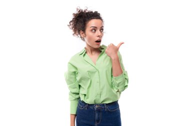 Yeşil gömlekli, at kuyruklu kıvırcık saçlı, şık, genç, kıvırcık saçlı kadın fotokopi odası olan beyaz bir arka planda heyecanlanıyor. insani duygu kavramı.