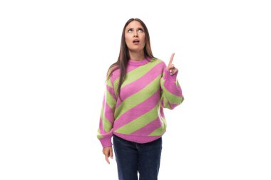 35 yaşında, pembe stil kazak giymiş güzel bir kadın model haberleri aktif bir şekilde sunuyor..