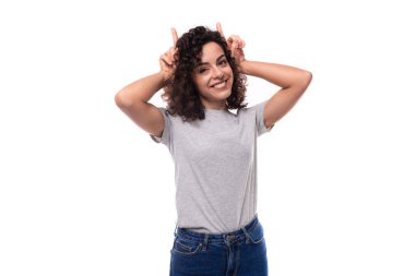 Genç, güzel, esmer, kıvırcık, sıradan kot pantolonlu, beyaz arka planda boynuzları olan ve fotokopi çeken beyaz saçlı kadın..