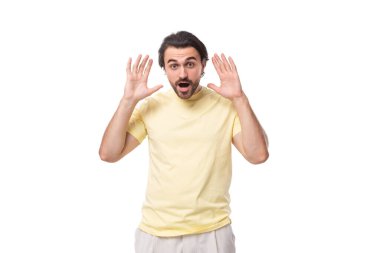 Beyaz arka planda, sakallı, yaz tişörtü giymiş ve fotokopi çekilen beyaz saçlı, vahşi, çekici bir adam..