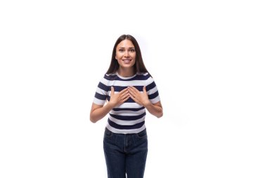 Sırıtan ince, esmer, düz saçlı, çizgili tişört giymiş bir kadın..