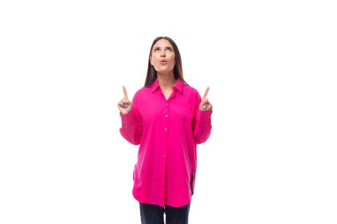 Kırmızı tişörtlü, siyah saçlı zeki bir genç kızın portresi. Düşünceli ve boş alana bakıyor..