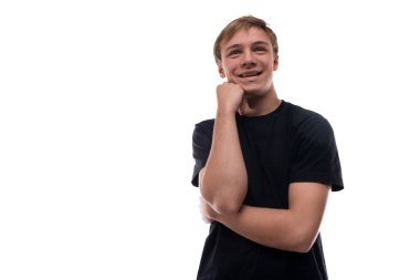 Kaslı beyaz tenli, sarışın, düşünceli bir genç..