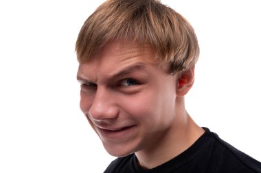 Komik sarışın genç çocuk surat yapıyor..