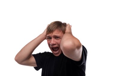 Beyaz, sarışın, 16 yaşında, siyah tişört giymiş bir adam..