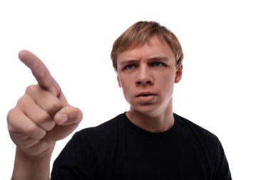 Sarı saçlı, parmağını gösteren şaşırmış bir gencin portresi..