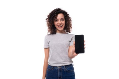 Kıvırcık saçlı, beyaz arka planda akıllı telefon ekranı gösteren beyaz saçlı, beyaz saçlı, beyaz saçlı esmer kadın..