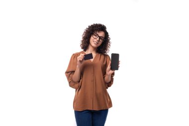 Siyah kıvırcık saçlı, plastik kartlı, telefonlu başarılı beyaz kadın..