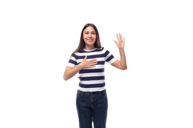 İnce, esmer, beyaz kadın portresi. Hafif makyajlı, çizgili tişört ve kot pantolon giymiş. Ellerini sallıyor..