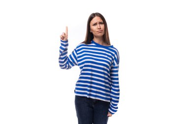 Beyaz arka planda sıradan çizgili süveter ve kot pantolon giyen Avrupalı güzel esmer bir bayanın portresi. insanlar yaşam tarzı konsepti.