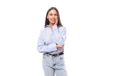 Çekici, genç, Avrupalı, mavi gömlekli ve kot pantolonlu bir kadın..