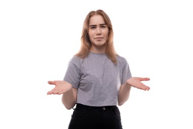 Kafası karışmış, gri tişörtlü sarışın genç kız bir fikir düşünüyor..