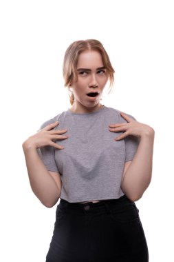 Açık kahverengi saçlı, şaşırmış genç kız üzgün..