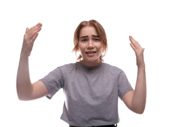 Kahverengi saçlı genç kız ellerini sallıyor..