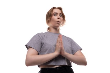 Açık kahverengi saçlı genç bir kız yalvarıyor ve bir istekte bulunuyor..