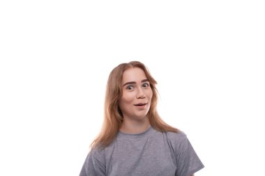 Gri tişörtlü, gülen genç kızın portresi..