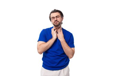 30 yaşında, Avrupalı, vahşi, siyah saçlı, sakallı, mavi tişörtlü bir adam..