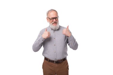 modern, beyaz saçlı, sakallı ve bıyıklı, beyaz arka planda pantolonu olan olgun bir iş adamı..