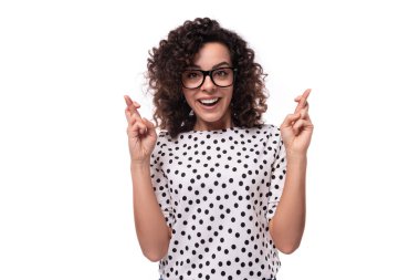 Yazlık bluz giymiş kıvırcık sekreter kadın parmaklarını çaprazladı..