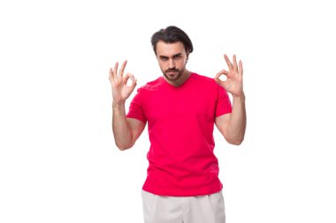 Kırmızı tişörtlü ve kimlik taklidi yapan genç bir erkek organizatör..