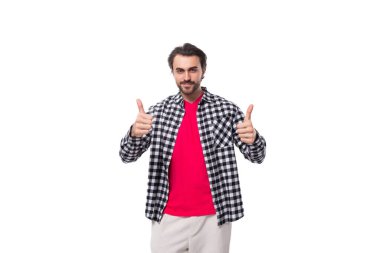 Genç, zeki, Avrupalı, harika saçlı ve sakallı vahşi bir adam aktif olarak fotokopi alanı olan beyaz bir arka plan hesaplıyor..