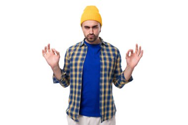 Şapkalı ve tişörtlü yakışıklı hippi beyaz arka planda fotokopi aletiyle hareket ediyor..