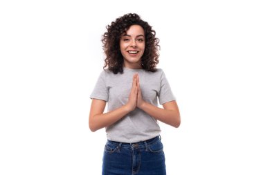 Genç, güzel, esmer, kıvırcık, beyaz arka planda, beyaz pantolonlu, beyaz saçlı kadın..