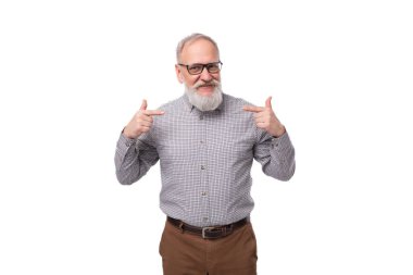 Bıyıklı, gri sakallı ve gözlüklü 60 yaşında çekici bir iş adamı portresi..