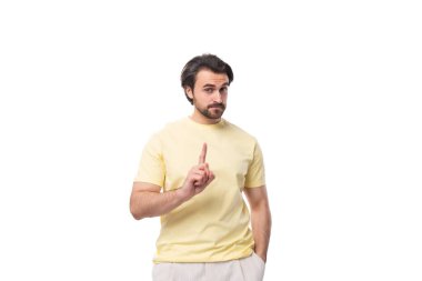 Tişörtlü genç, vahşi esmer adam, beyaz arka plan ve fotokopi alanı fikrinden esinlenir..