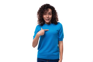 Genç, kıvırcık, siyah saçlı, mavi tişörtlü, parmak izi modelli bir kadın..